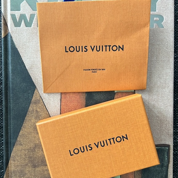 LOUIS VUITTON Gold Essential V Necklace - Picture 11 of 11